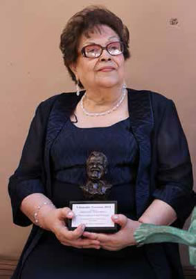 Lupita Kirarte recibe el Premio Rubén Vizcaíno