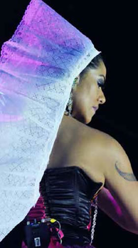 Lila Downs canta en la calle de “Una Renovada Tijuana”