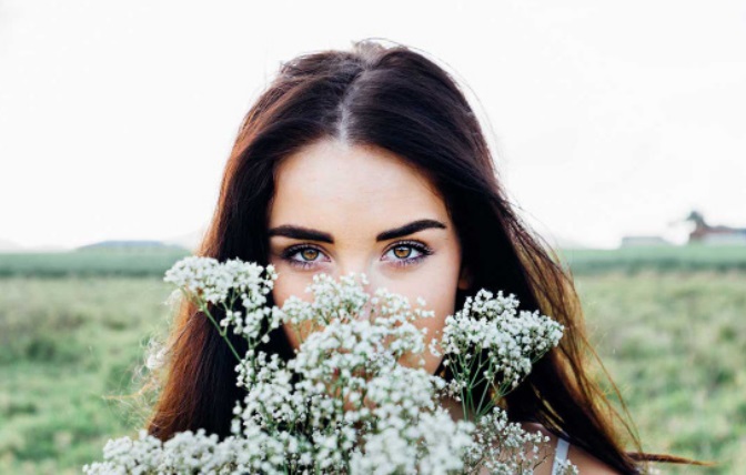 ELEGÍA A LA MUJER COTIDIANA